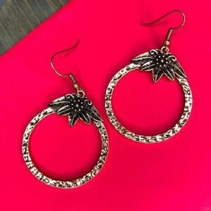 Hammered Earrings with Flowet